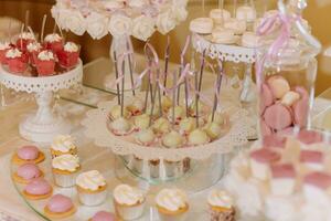 une délicieux mariage. bonbons bar pour une banquet. fête concept. à la mode desserts. table avec bonbons, des sucreries. des fruits photo