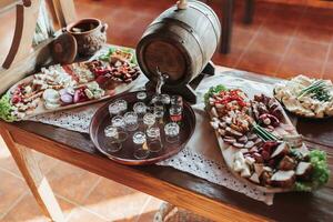 cosaque table dans le meilleur Restaurants. de fête table à le mariage. nationale ukrainien cuisine. saindoux, saucisses, fromage sur magnifique en bois des stands et alcool. restauration. photo