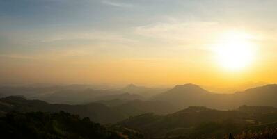 vue de le Haut de le Montagne lorsque le Soleil monte, dong yi mu Phurua loei Thaïlande photo