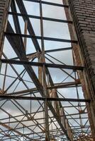 rouillé toit charpente de un vieux industriel bâtiment photo