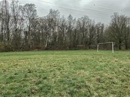 pauvrement entretenu football pas avec vieux football objectif dans le pluie photo