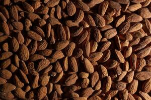 épars amandes. Contexte de amande des noisettes. Naturel Hautement calorifique collations photo