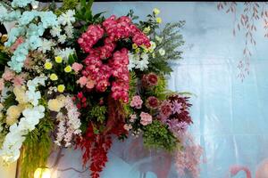 fleur arrangements comme une toile de fond pour mariage célébrations dans Indonésie. photo