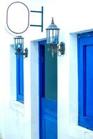 le des portes et les fenêtres sont bleu photo