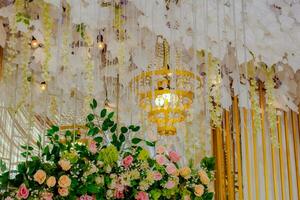 décorations de mariage. toile de fond de mariage avec des fleurs et des décorations de mariage indonésiennes. photo
