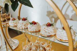 une délicieux mariage. bonbons bar pour une banquet. fête concept. à la mode desserts. table avec bonbons, des sucreries. des fruits photo