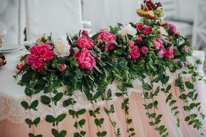 mariage table la mariée et jeune marié décoré avec fleurs. détails sur une floral arrangement de séché et Frais fleurs photo