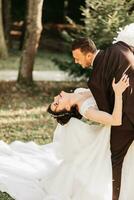 incroyable souriant mariage couple. jolie la mariée et élégant jeune marié. romantique mariage moment, jeunes mariés dans la nature dans le parc. photo