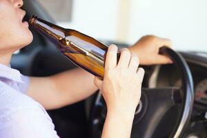 proche en haut ivre homme tenir bouteille de Bière à boisson dans auto. concept , campagne pour ne le fais pas conduire, ne le fais pas boisson de l'alcool cette pouvez cause voiture accident et illégal. dangereux conduite lorsque ivre. photo