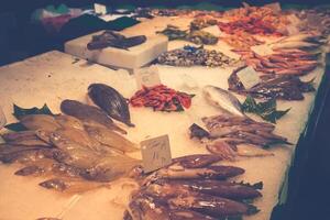Barcelone, la boqueria une couvert marché pour poisson, Viande, légumes, des fruits et nourriture de tout sortes photo