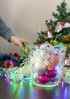 proche en haut coup de Nouveau année décorations. peu garçon décorer Noël arbre. Nouveau année en changeant Nombres. vacances photo