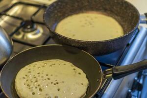 proche en haut coup de une Crêpes étant cuit sur le cuisine. nourriture photo