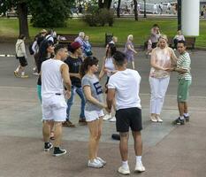 Moscou, Russie - 07.09.2023 - gens profiter journée en dehors dans le gorky parc. en plein air photo