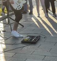 concept coup de le musical amplificateur dispositif étant tourné sur par le mans pied. performance photo