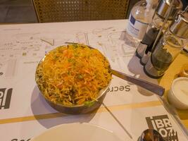 proche en haut coup de le biryani, populaire asiatique plat avec riz et Viande. nourriture photo