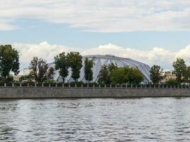 concept coup de le moderne structure fabriqué de verre. architecture photo