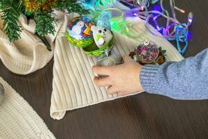 proche en haut coup de Nouveau année décorations. peu garçon décorer Noël arbre. Nouveau année en changeant Nombres. vacances photo