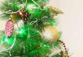 proche en haut coup de femme décorer Noël arbre. vacances photo