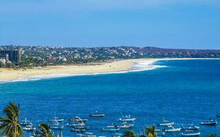 Soleil plage le sable surfeur vagues paumes dans puerto escondido Mexique. photo