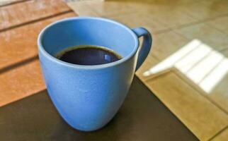 bleu café tasse dans une mexicain appartement. photo