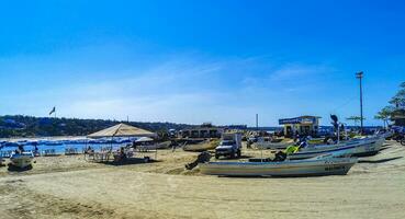 puerto escondido oaxaca Mexique 2023 pêche bateaux à le port plage dans puerto escondido Mexique. photo