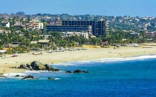 Soleil plage le sable surfeur vagues paumes dans puerto escondido Mexique. photo