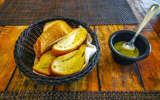 pain au panier et sauce coriandre verte restaurant mexique. photo