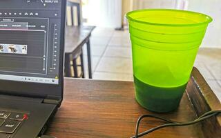 portable travail à table avec café tasse dans Mexique. photo