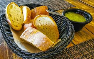 pain au panier et sauce coriandre verte restaurant mexique. photo