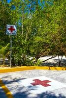 playa del Carmen quintana roo Mexique 2022 rouge traverser signe signe et symbole à parking lot Mexique. photo