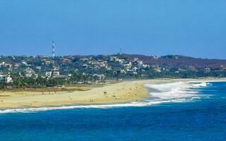 Soleil plage le sable surfeur vagues paumes dans puerto escondido Mexique. photo