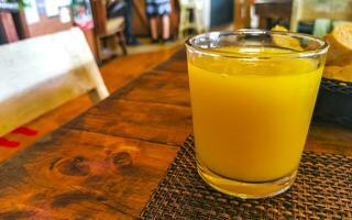 Orange fruit jus dans restaurant papacharly playa del Carmen Mexique. photo