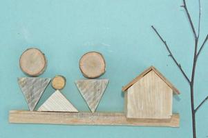 maquette en bois d'une maison et d'une famille