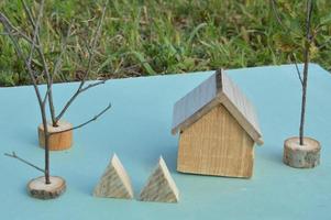 maquette en bois d'une maison et d'une famille