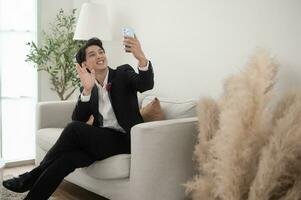 un asiatique jeune marié en utilisant téléphone intelligent dans mariage journée concept de mariage fête photo