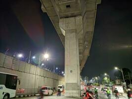 lebak boulus, Djakarta, Indonésie. novembre 12, 2023. mrt lebak boulus chemin de fer Piste soutien poteaux photo