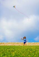 sucré peu fille fonctionnement avec cerf-volant photo