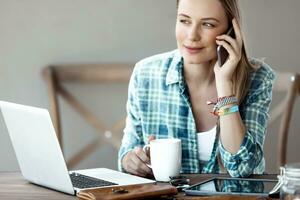 jeune femme au travail photo