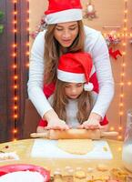 content famille fabrication Noël biscuits photo