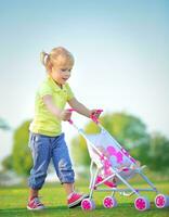 mignonne peu bébé fille en plein air photo