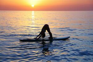 Faire yoga sur le plage photo