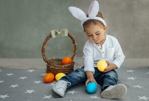 content enfant pièces avec coloré Pâques des œufs photo