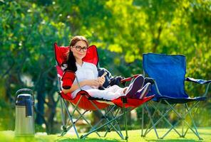 jolie femme en plein air photo