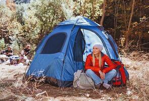actif femme camping dans le montagnes photo
