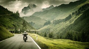 motocycliste sur montagneux Autoroute photo