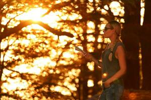 voyageur femme dans le forêt photo