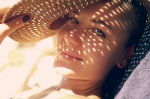 jolie femme sur la plage photo