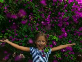 peu fille dans le jardin photo