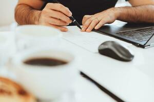 homme sur le lieu de travail photo