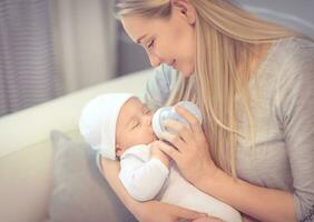 content mère alimentation bébé photo